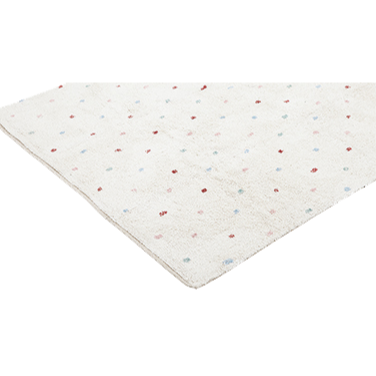 Ein cremefarbener Teppich mit kleinen, verstreuten Punkten in verschiedenen Pastellfarben, dargestellt aus einer schrägen Seitenansicht vor einem weißen Hintergrund.