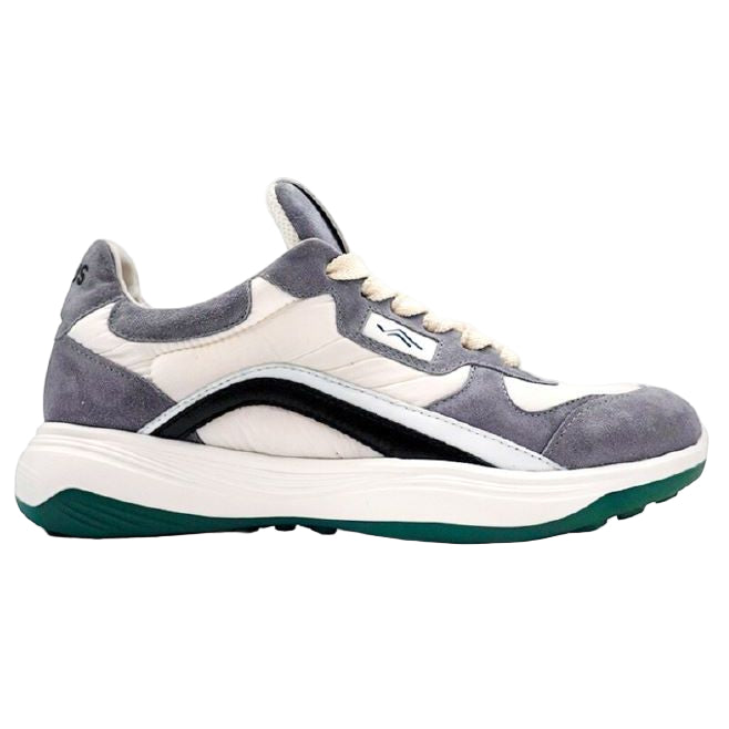 Ein grauer und weißer Sportschuh mit dunkelgrünen Akzenten und einem schwarzen Wellenstreifen an der Seite, mit einer dicken weißen Sohle und cremefarbenen Schnürsenkeln.