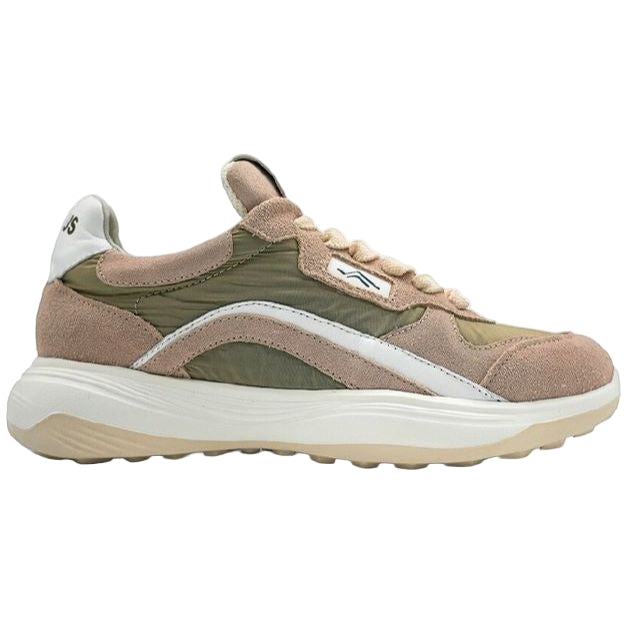 Ein stilvoller Sneaker mit hellbraunen Wildleder- und olivgrünen Stoffeinsätzen, weißen Details, weißen Schnürsenkeln und einer dicken, cremefarbenen Sohle, der im Seitenprofil vor einem unifarbenen Hintergrund gezeigt wird.