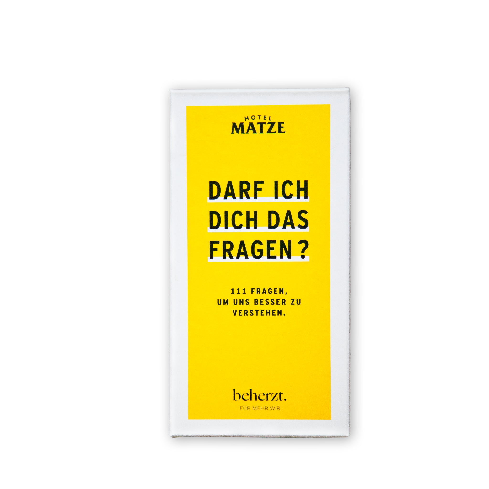 Auf einer rechteckigen Karte mit leuchtend gelber Mitte steht: Hotel Matze. Darf ich dich das fragen? 111 Fragen, um uns besser zu verstehen. Die Karte hat einen weißen Rand und ein minimalistisches Design.