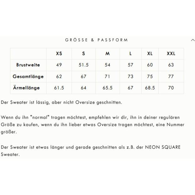 Eine Größentabelle für einen Pullover zeigt XS bis XXL mit Maßen für Brustweite, Gesamtlänge und Ärmellänge in Zentimetern. Ein deutscher Text erklärt die Passform des Pullovers und die Größenempfehlungen.