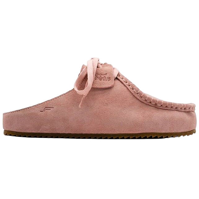 Ein rosafarbener Mokassin aus Wildleder zum Hineinschlüpfen mit einem Spitzendetail an der Oberseite, sichtbaren Nähten entlang des oberen Randes und einer flachen braunen Struktursohle.