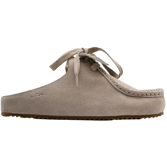 Ein beiger Slipper aus Wildleder mit Nähten im Mokassin-Stil, Schnürung oben und einer flachen Gummisohle.