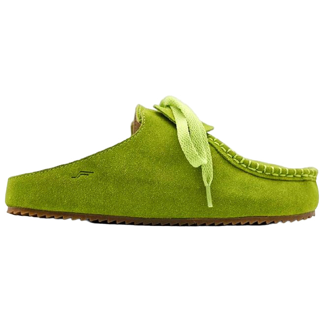 Ein leuchtend grüner Slipper aus Wildleder im Mokassin-Stil, mit sichtbaren Nähten, Schnürsenkeldetails oben und einer braunen strukturierten Sohle.