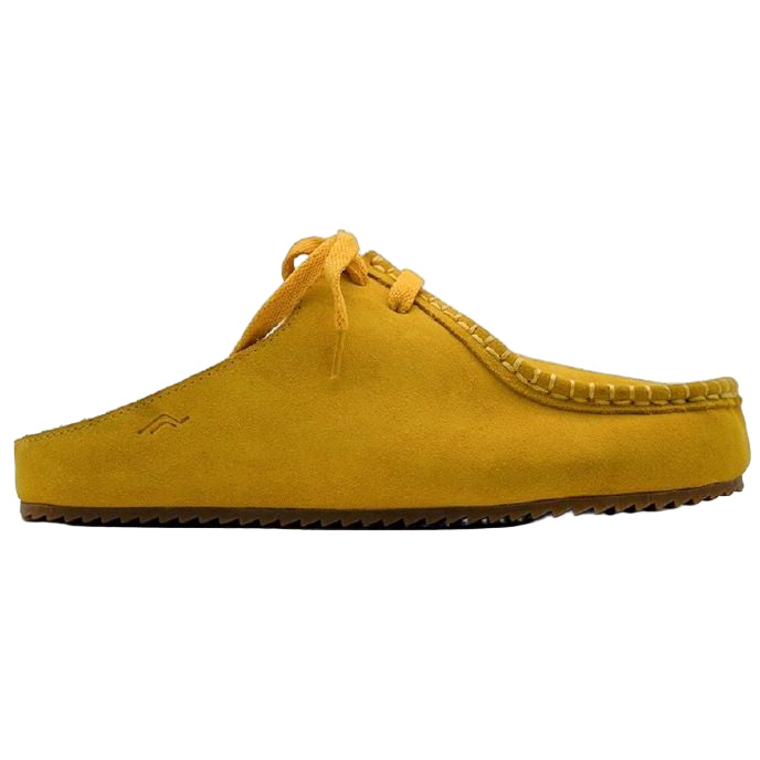 Ein gelber Slipper aus Wildleder mit geschlossener Zehenpartie, Schnürung und sichtbaren Nähten an der Kante, dargestellt im Seitenprofil auf einem unifarbenen Hintergrund.