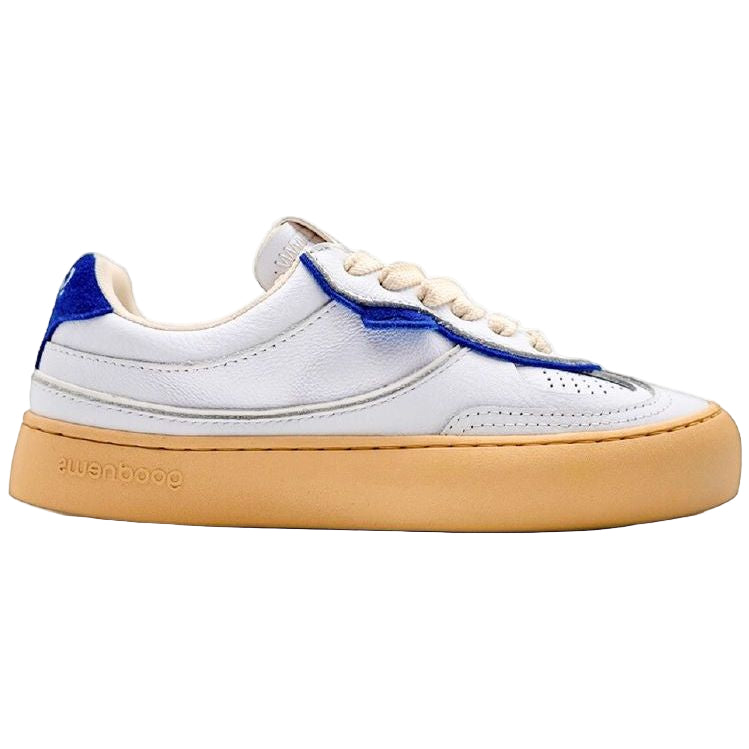 Ein weißer Ledersneaker mit blauen Akzenten, beigen Schnürsenkeln, perforierten Details an der Schuhspitze und einer dicken hellbraunen Gummisohle. Der Schuh ist von der Seite auf einem einfarbigen Hintergrund zu sehen.