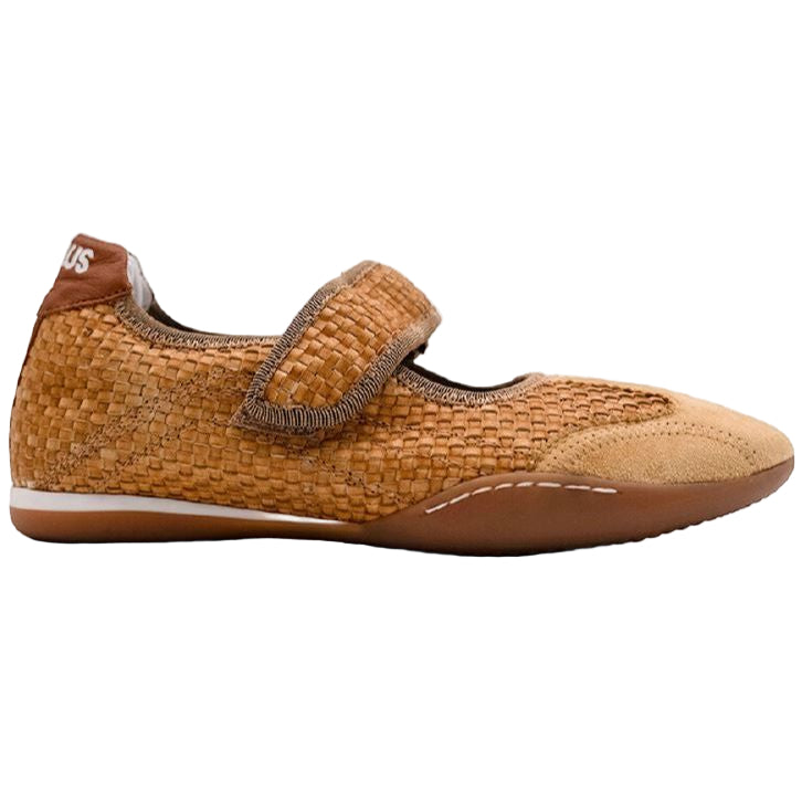 Hellbrauner, gewebter, flacher Schuh im Mary-Jane-Stil mit Klettverschluss, Zehenkappe aus Wildleder, brauner Sohle und einem kleinen Lederaufnäher an der Ferse mit weißem Text.