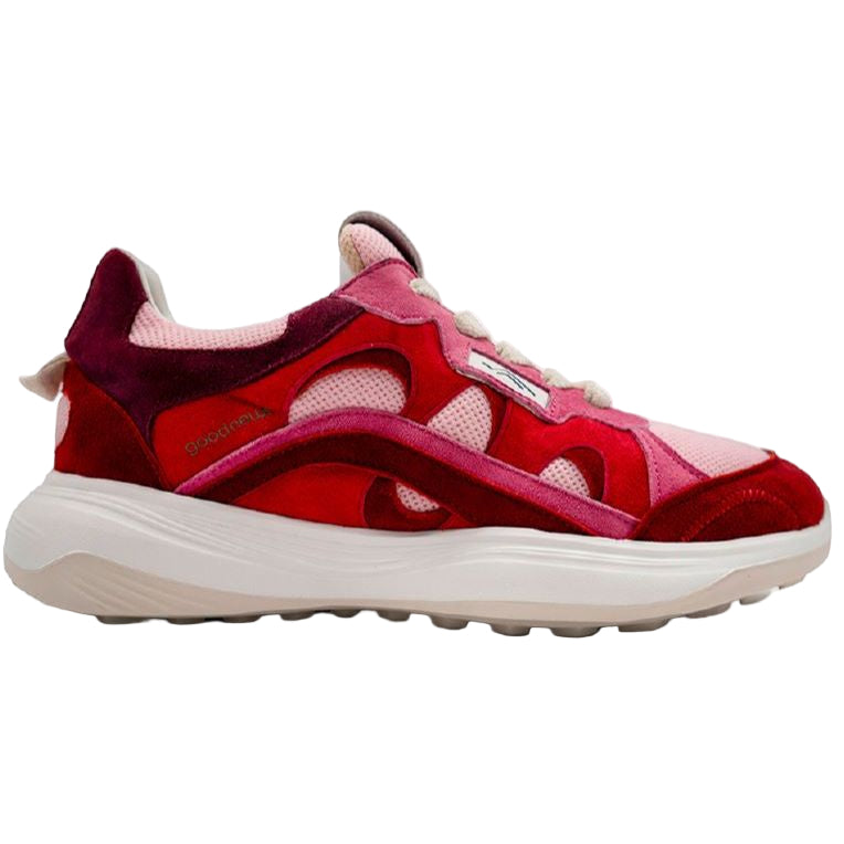 Ein stylischer Sneaker in verschiedenen Rot- und Rosatönen, mit Mesh- und Wildledereinsätzen, weißen Schnürsenkeln und einer dicken weißen Sohle, von der Seite betrachtet.