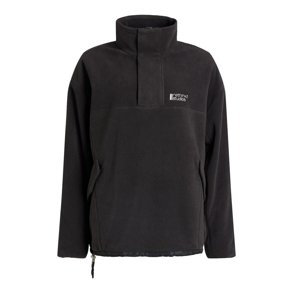 Schwarzer Fleecepullover mit hohem Kragen, halbem Reißverschluss, zwei Seitentaschen mit Reißverschluss und gesticktem Perfect Stranger-Logo auf der Brust.