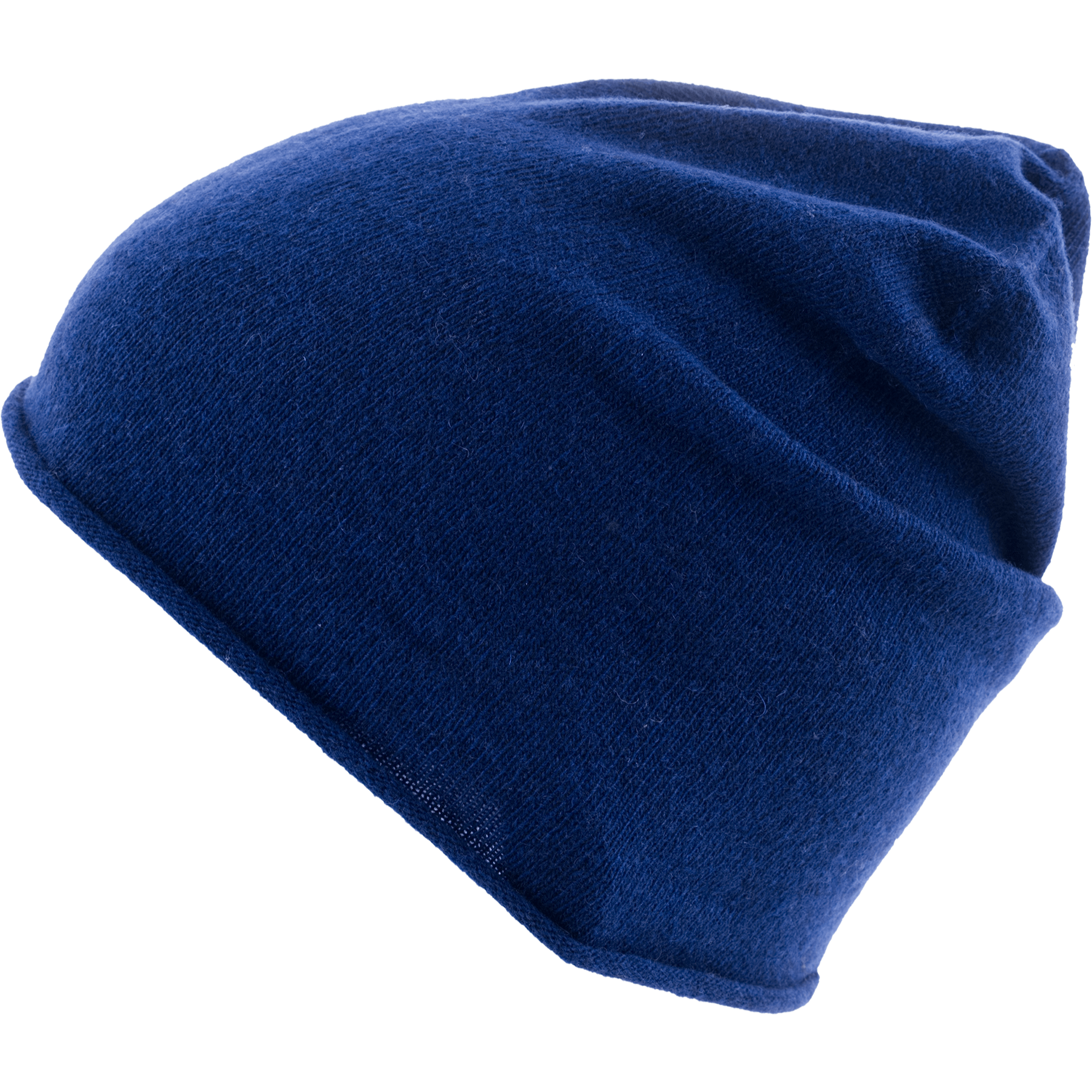 Eine Nahaufnahme einer einfarbigen, dunkelblauen Strickmütze, von der Seite vor weißem Hintergrund.