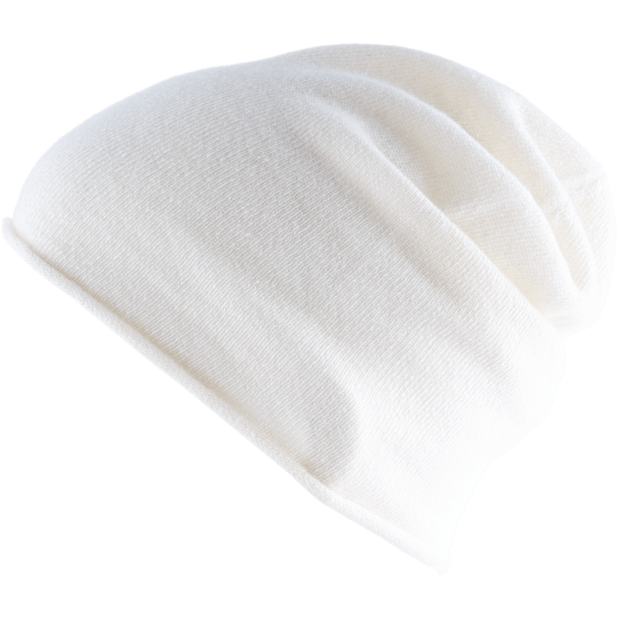 Eine schlichte, weiße, gestrickte Beanie-Mütze mit weicher, lockerer Passform auf weißem Hintergrund.