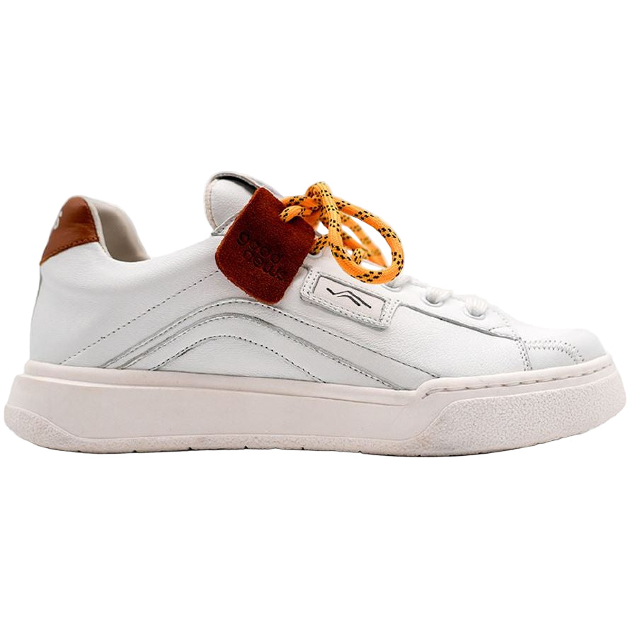 Ein weißer Low-Top-Sneaker mit einem braunen Fersenakzent, gelben und schwarz gesprenkelten Schnürsenkeln und einem braunen Wildlederanhänger an den Schnürsenkeln, der auf einem einfarbigen Hintergrund angebracht ist.