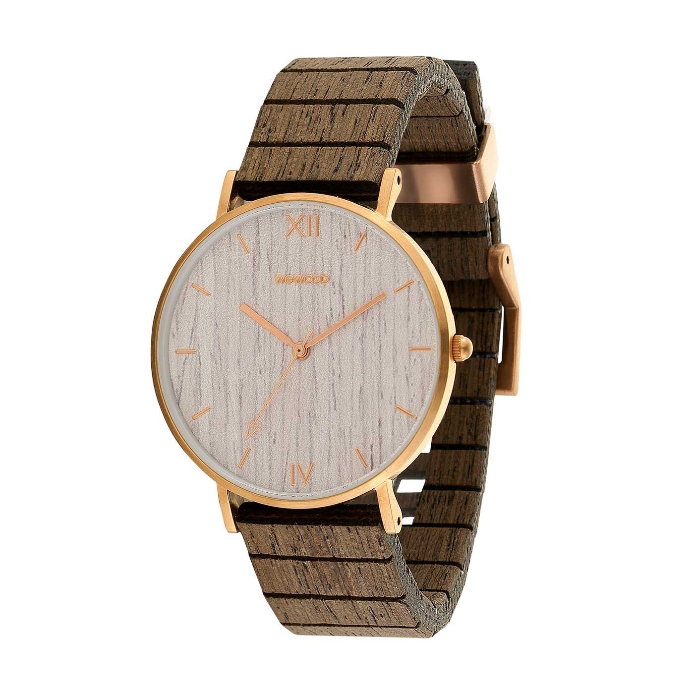 Eine Armbanduhr mit einem hellen Holzzifferblatt, einem goldfarbenen Gehäuse und einem braunen Holzarmband mit horizontalen dunklen Streifen. Die Uhr hat minimalistische goldene Stundenmarkierungen und Zeiger mit römischen Ziffern bei 12, 3, 6 und 9 Uhr.