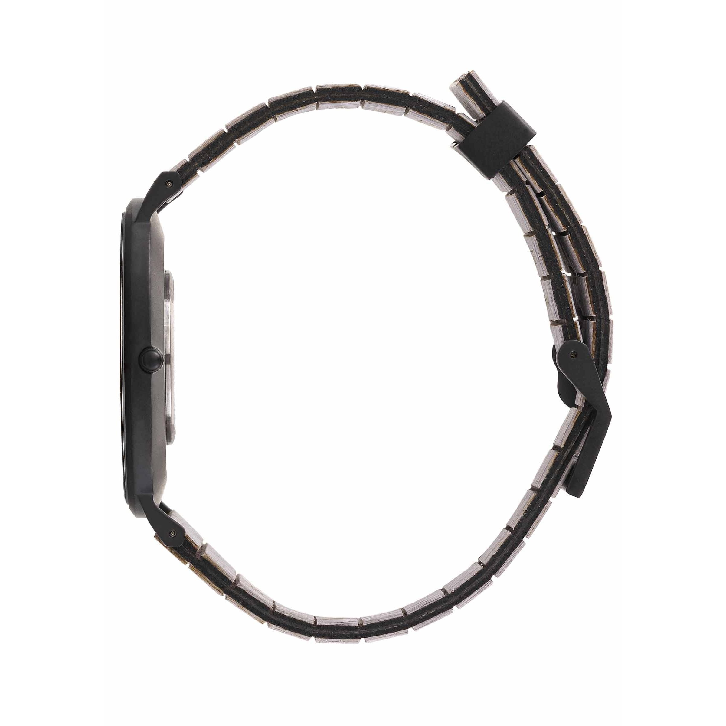 Seitenansicht einer Armbanduhr mit einem metallischen Gliederarmband und einem runden, schlanken Zifferblatt vor weißem Hintergrund. Das Uhrenarmband ist teilweise geöffnet und zeigt sein flexibles Design.