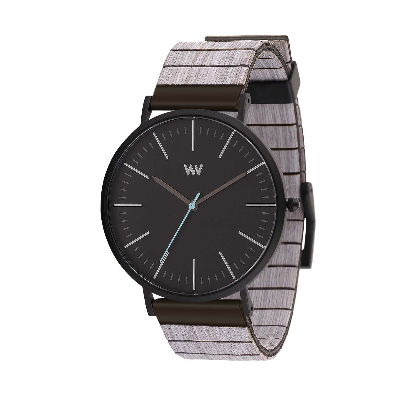 Eine minimalistische Armbanduhr mit schwarzem Zifferblatt, einfachen weißen Stundenmarkierungen, einem hellblauen Sekundenzeiger und einem grauen Band mit horizontalen Streifen. Die Uhr hat ein modernes, schlankes Design.