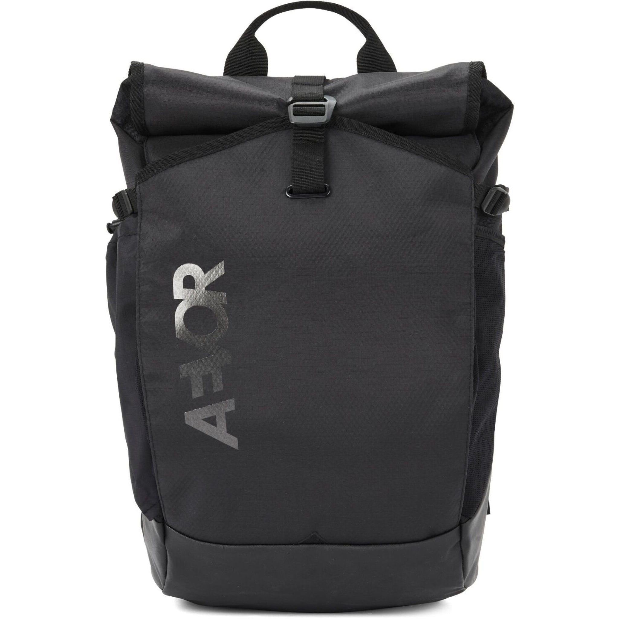 Ein schwarzer Rolltop-Rucksack mit einer Frontschnalle und den Buchstaben AER in Silber auf der linken Seite. Die Tasche hat ein minimalistisches Design mit einem oberen Griff und seitlichen Verstellriemen.