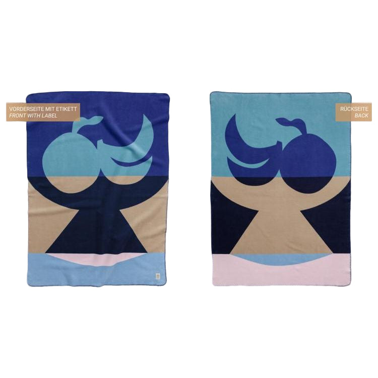 Zwei Decken mit abstrakten Motiven in Blau-, Beige-, Rosa- und Dunkelblautönen sind nebeneinander abgebildet. Die linke Decke zeigt die Vorderseite mit einem Etikett, die rechte Decke zeigt die Rückseite. Die Etiketten kennzeichnen jede Seite auf Deutsch und Englisch.