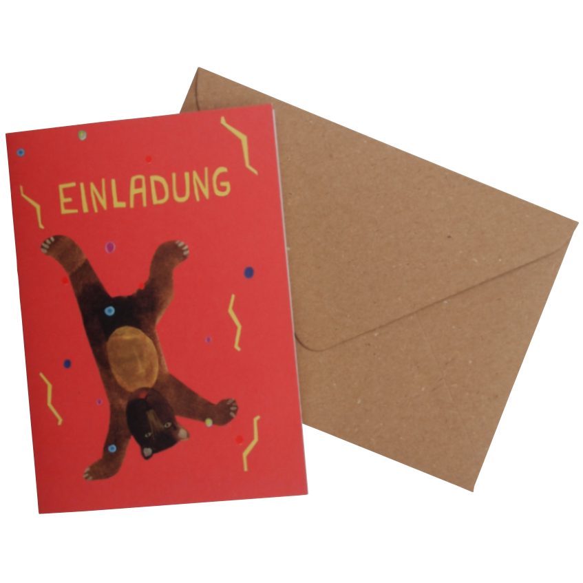 Eine rote Einladungskarte mit einem Cartoon-Bären und Konfetti, auf der das Wort EINLADUNG in gelben Buchstaben steht, neben einem schlichten braunen Umschlag.