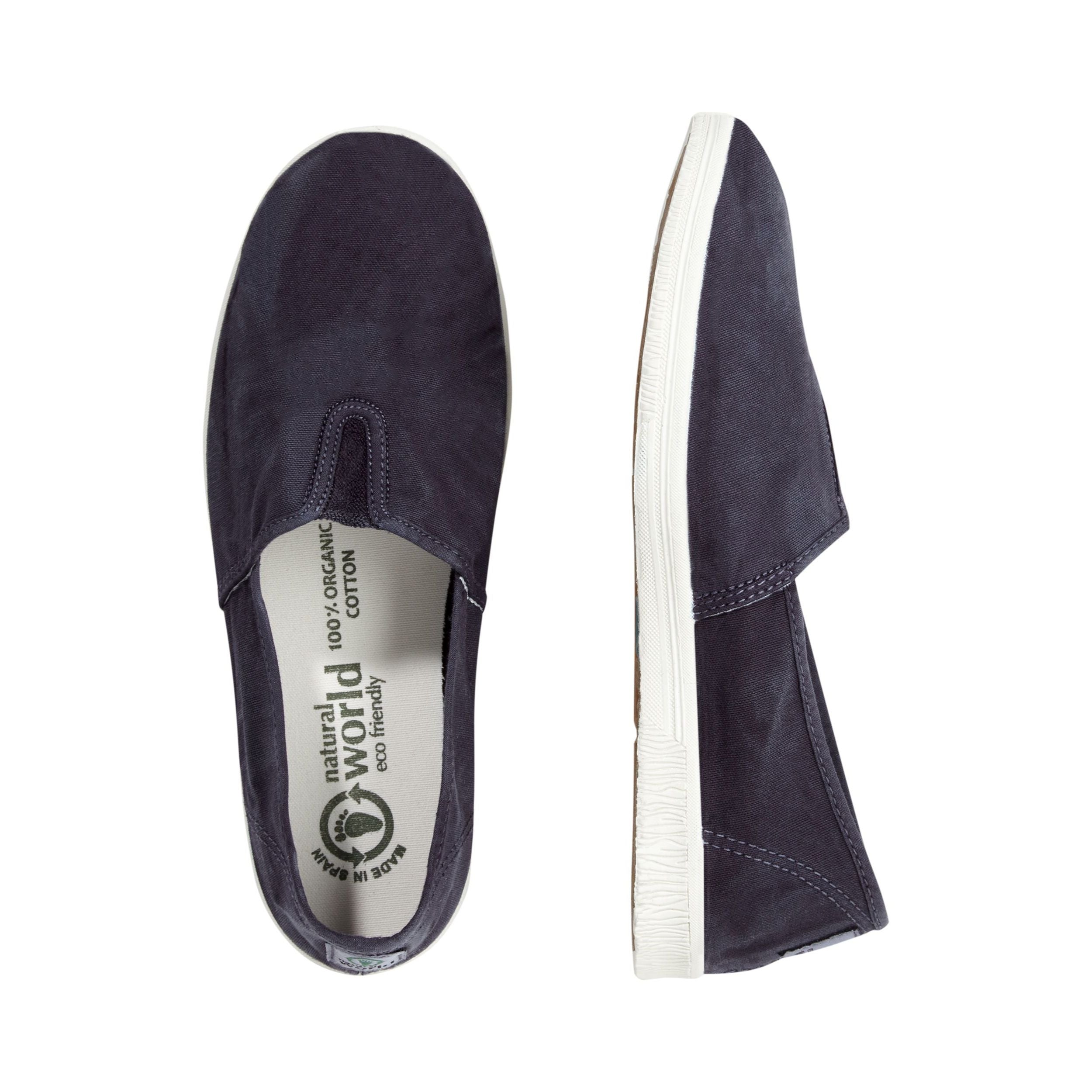 Dunkelblaue Slipper aus Bio-Baumwolle, einer von oben und der andere seitlich dargestellt, mit weißer Sohle.