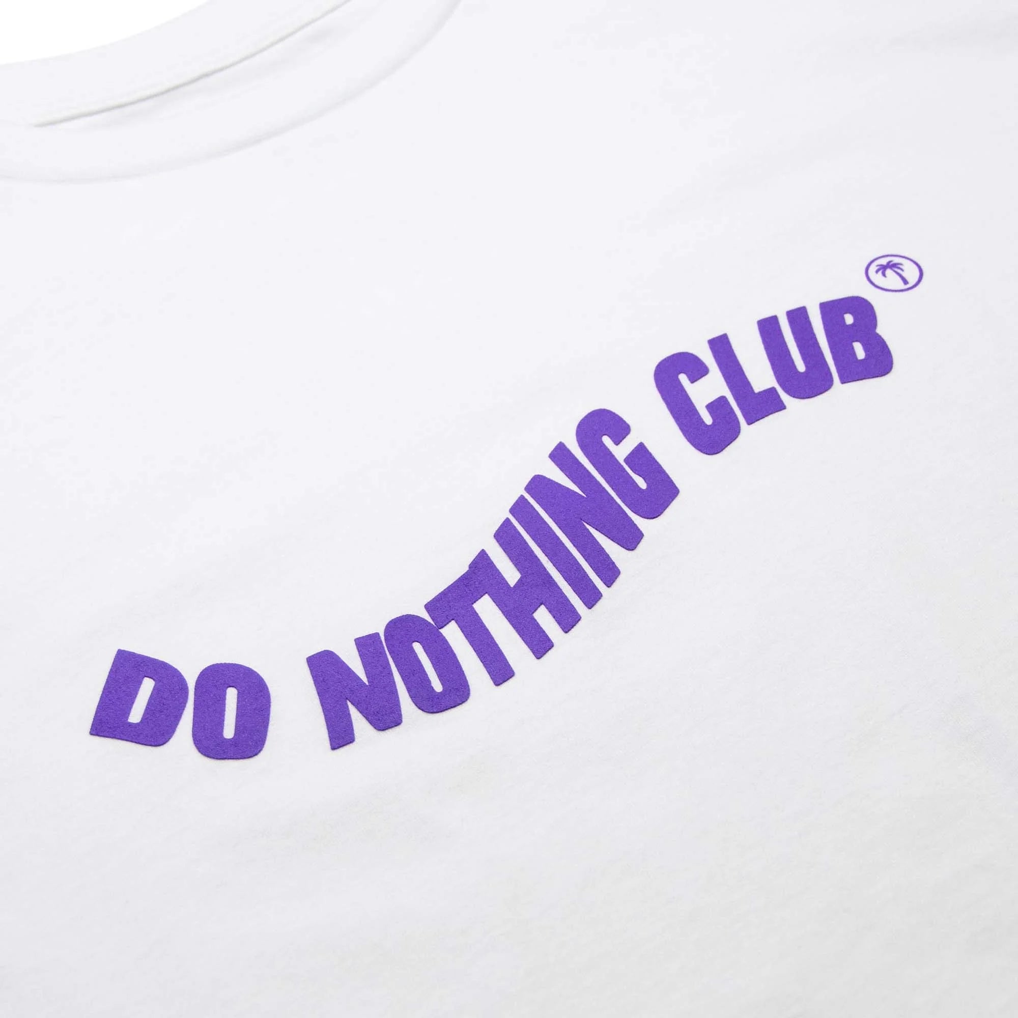 Weißes T-Shirt mit lila Aufdruck "DO NOTHING CLUB" und kleinem Palmensymbol.