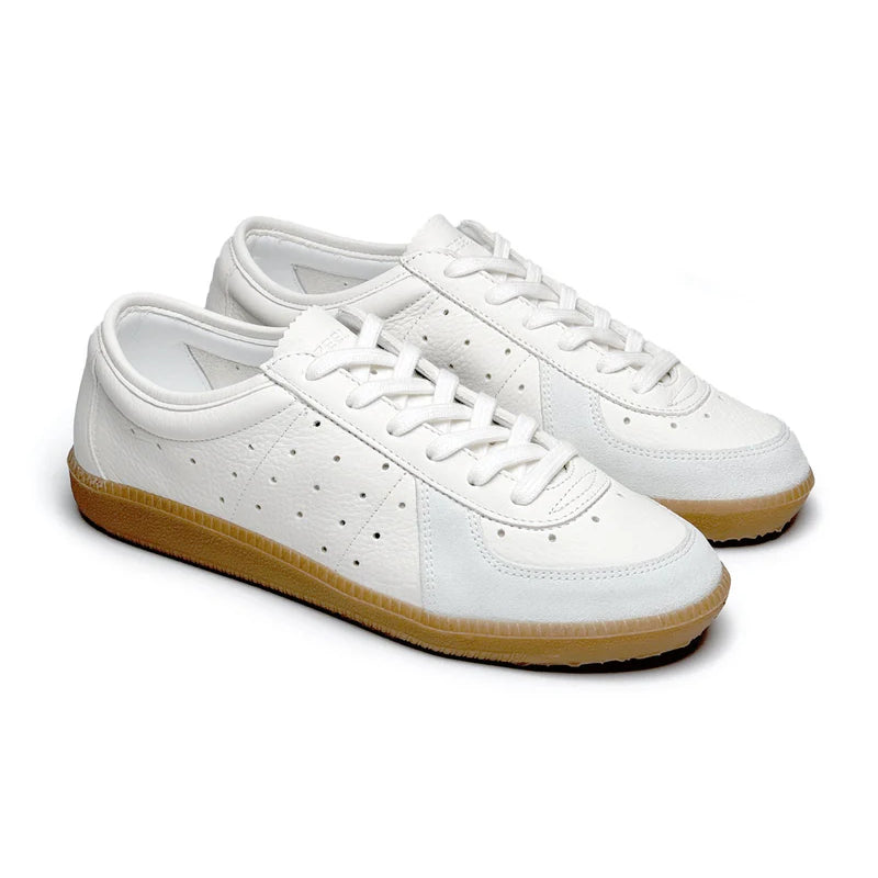 Ein Paar weiße Ledersneaker mit weißen Schnürsenkeln und perforierten Seiten, mit hellbraunen Gummisohlen, auf einem einfarbig weißen Hintergrund.