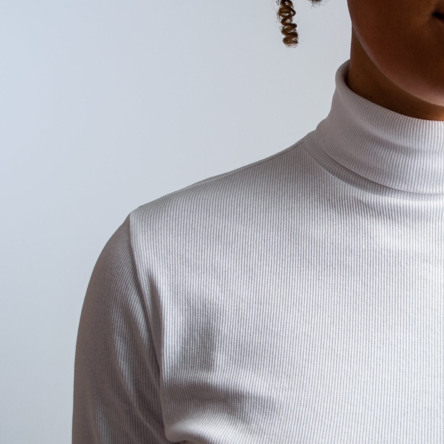 Honest Basics Women Gerippter Rollkragen-Pullover weiß (3)