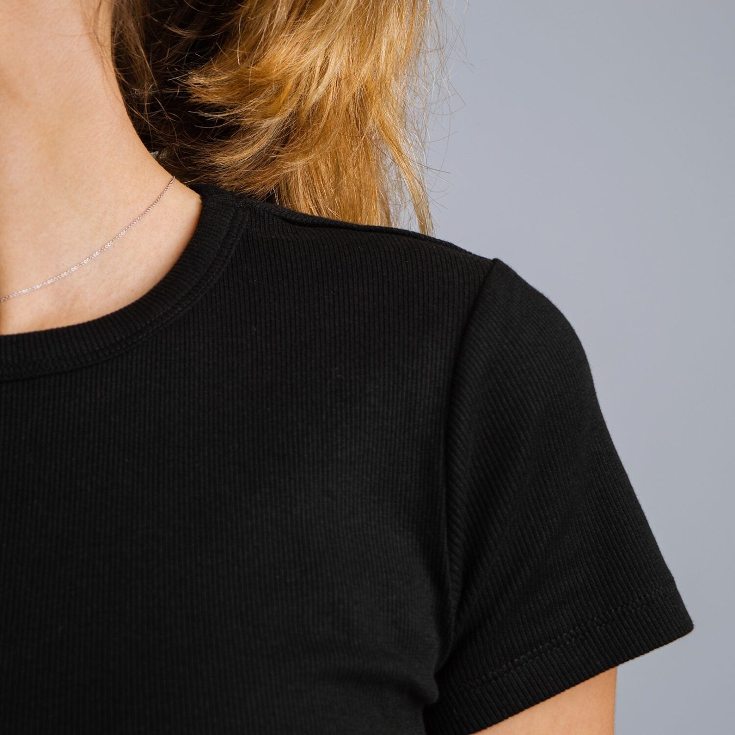 Honest Basics Women Geripptes T-Shirt schwarz (2)