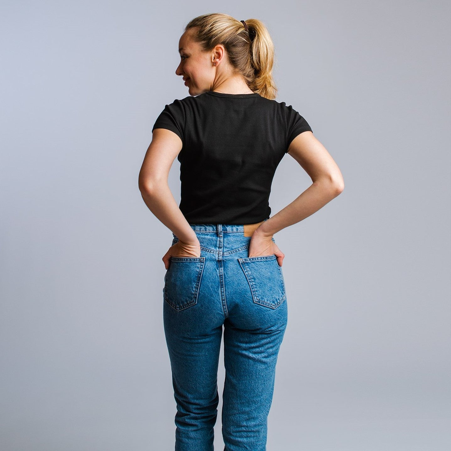 Honest Basics Women Geripptes T-Shirt schwarz (3)