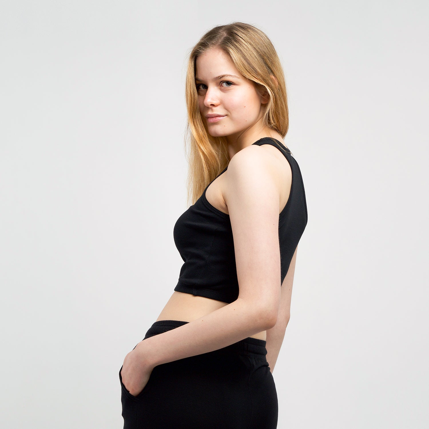 Honest_Basics_Women_Crop_Top_schwarz_01