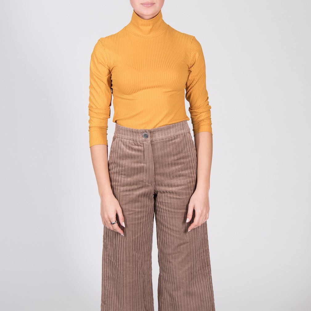 JAN N JUNE Turtle Neck Sweater Mio Rib mustard