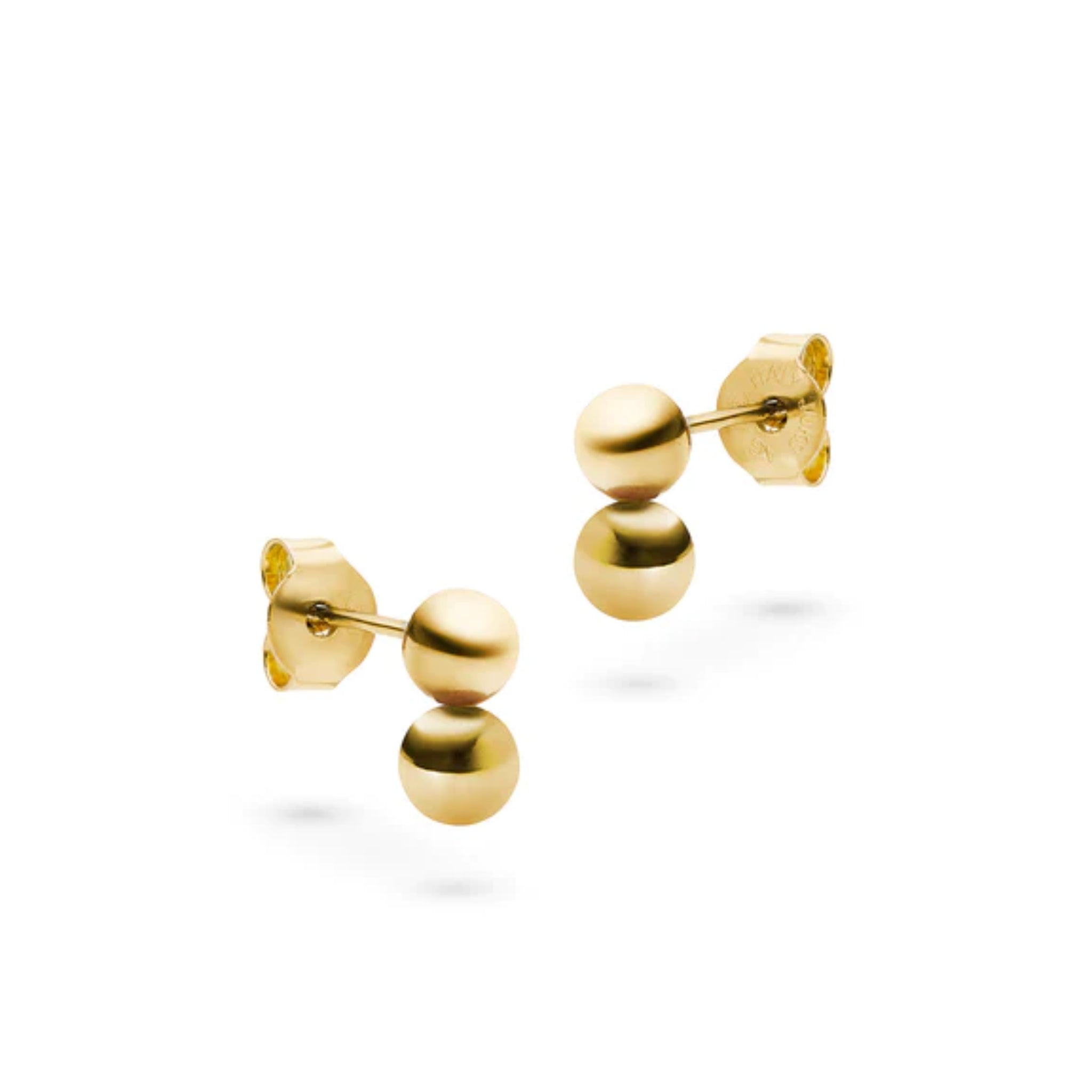 Goldene Ohrstecker mit zwei übereinanderliegenden Kugeln auf weißem Hintergrund.