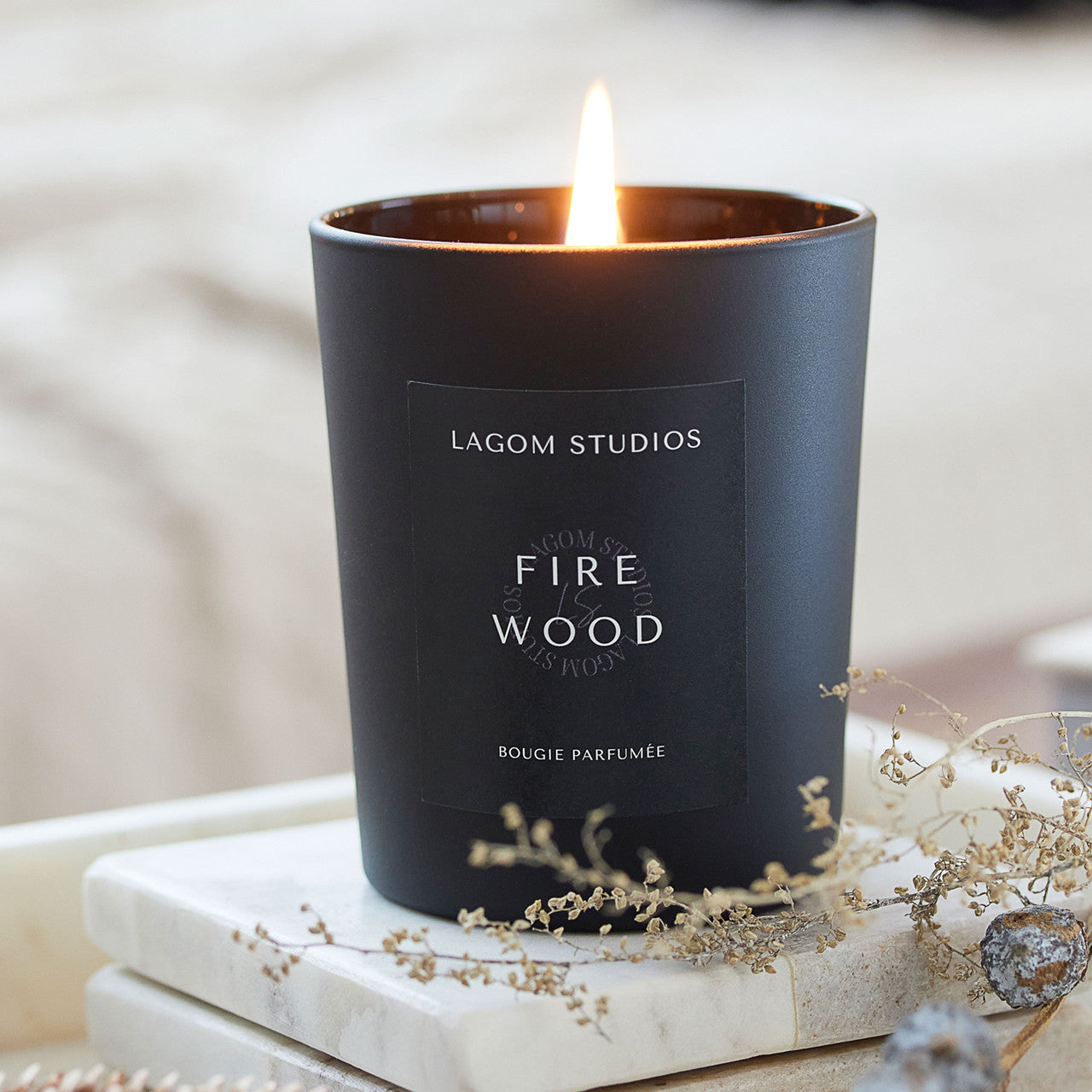 LAGOM STUDIOS Winter Duftkerze Fire Wood 180 g_3