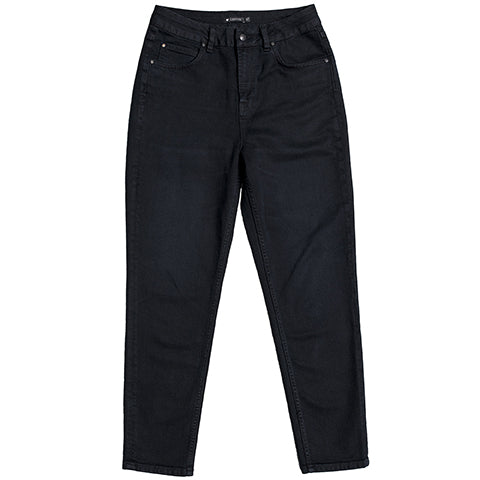 Schwarze Jeans in einer klassischen geraden Passform mit Hosentaschen und Knopfleiste, auf weißem Hintergrund.