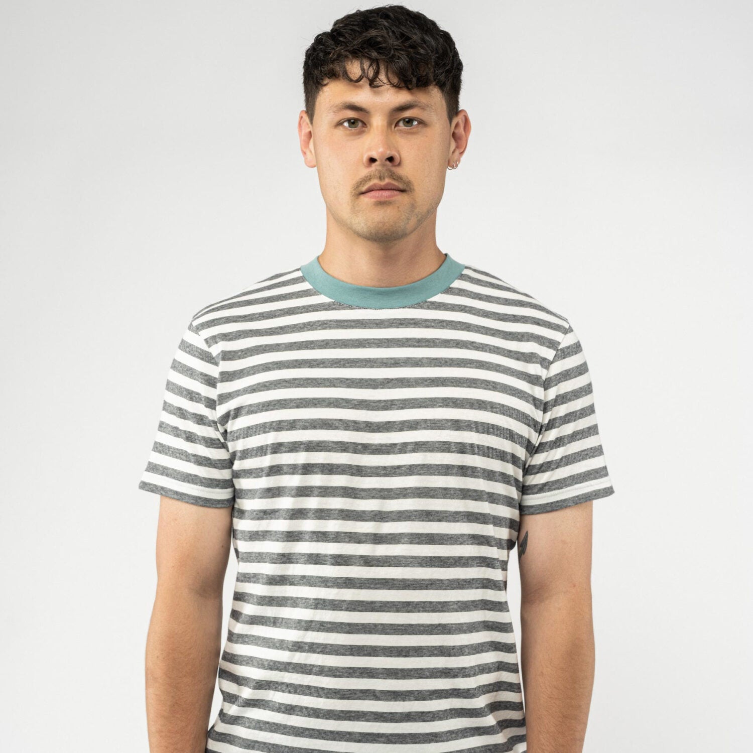 MELA Herren T-Shirt AVAN - Thin Stripes Turquoise_1