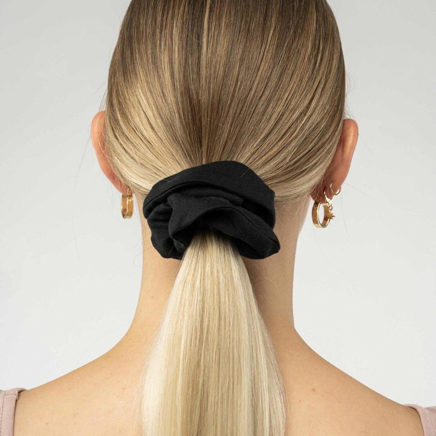 MELA Scrunchie Haargummi AJITHA - Schwarz_3