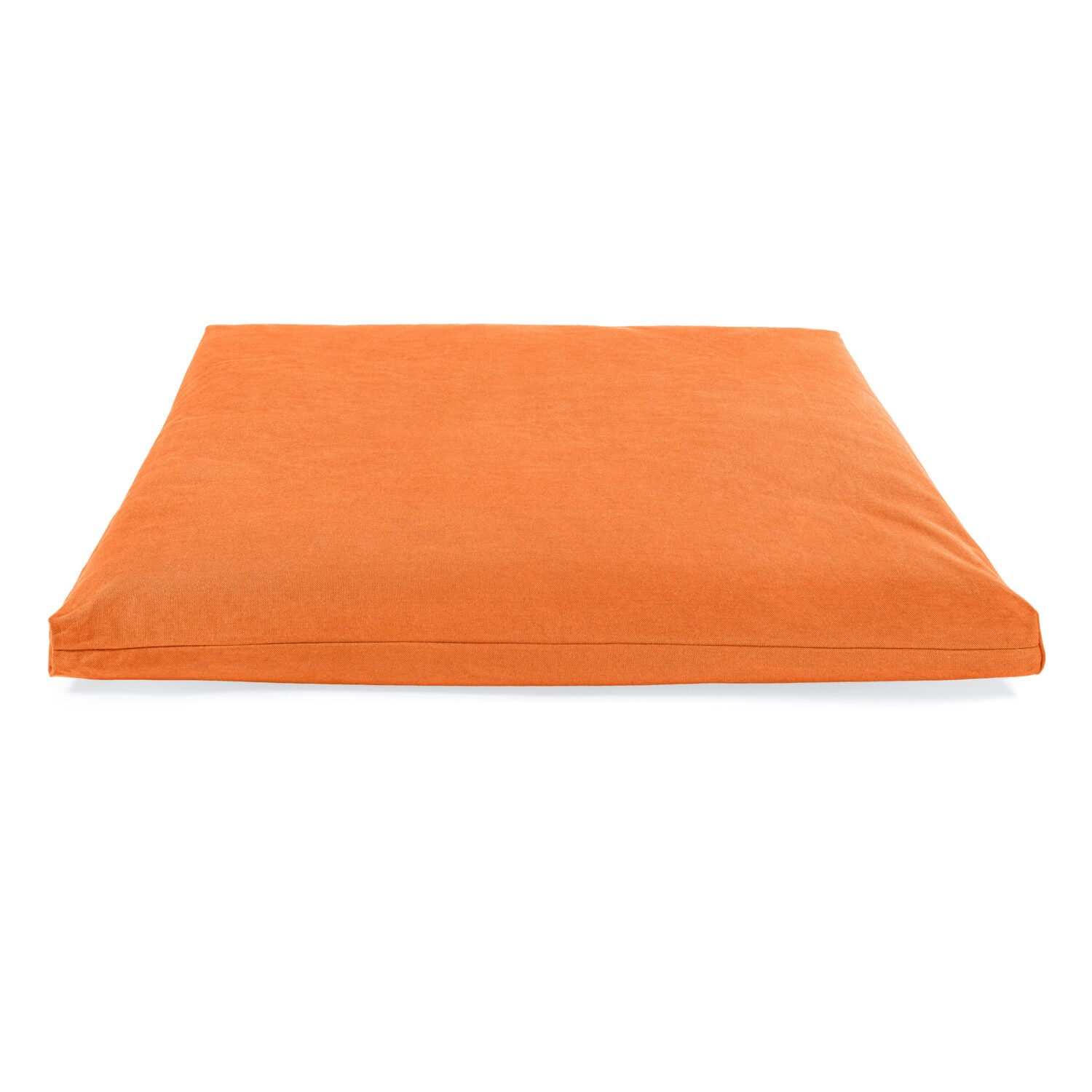 Orangefarbenes rechteckiges Kissen auf weißem Hintergrund.