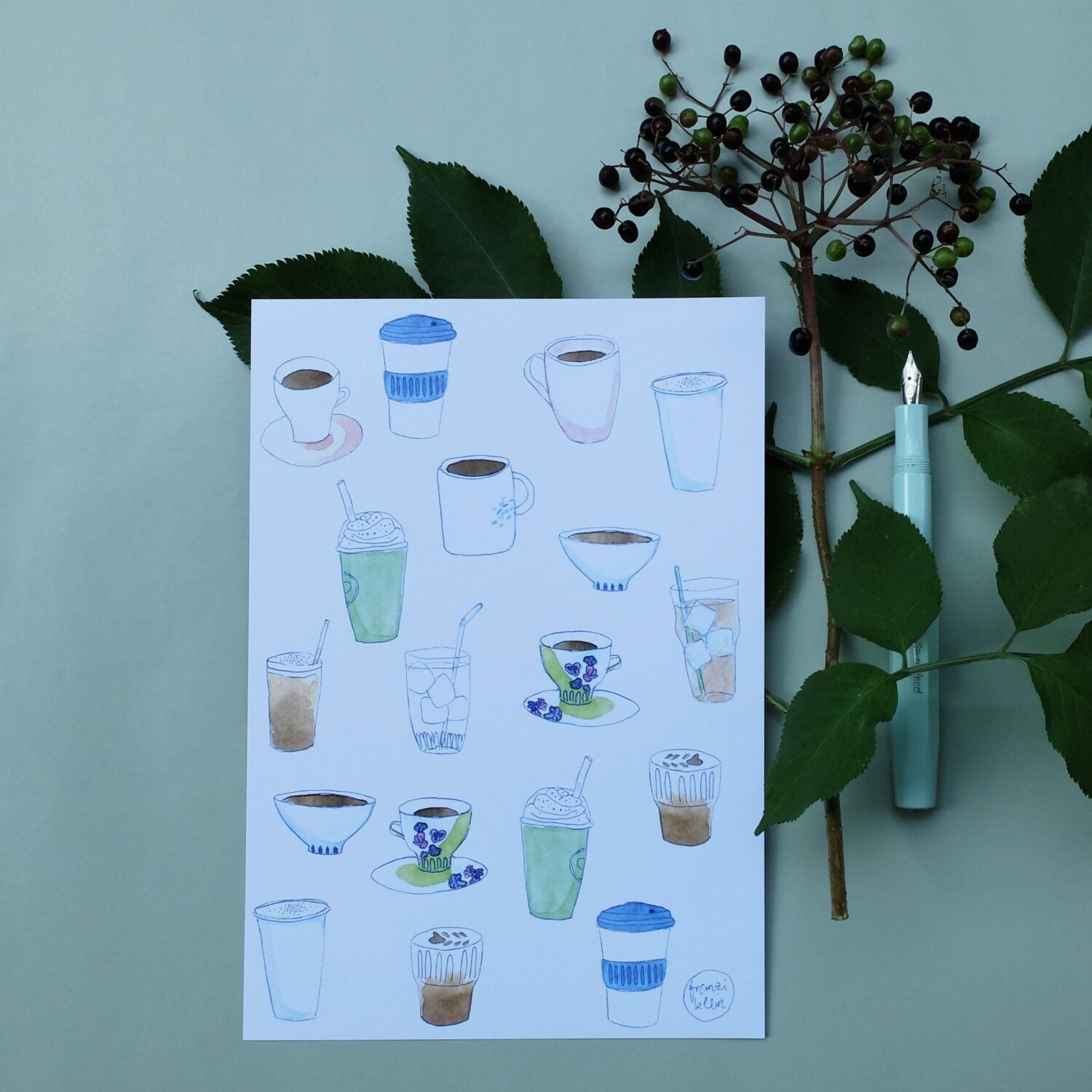 Illustration von verschiedenen Kaffeegetränken auf Papier, dekoriert mit grünen Blättern und einem Stift rechts.