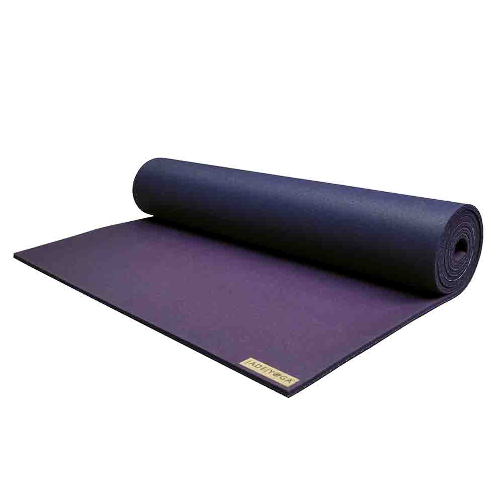Eine halbausgerollte, dunkelblaue Yogamatte mit einem kleinen Logo in einer Ecke.