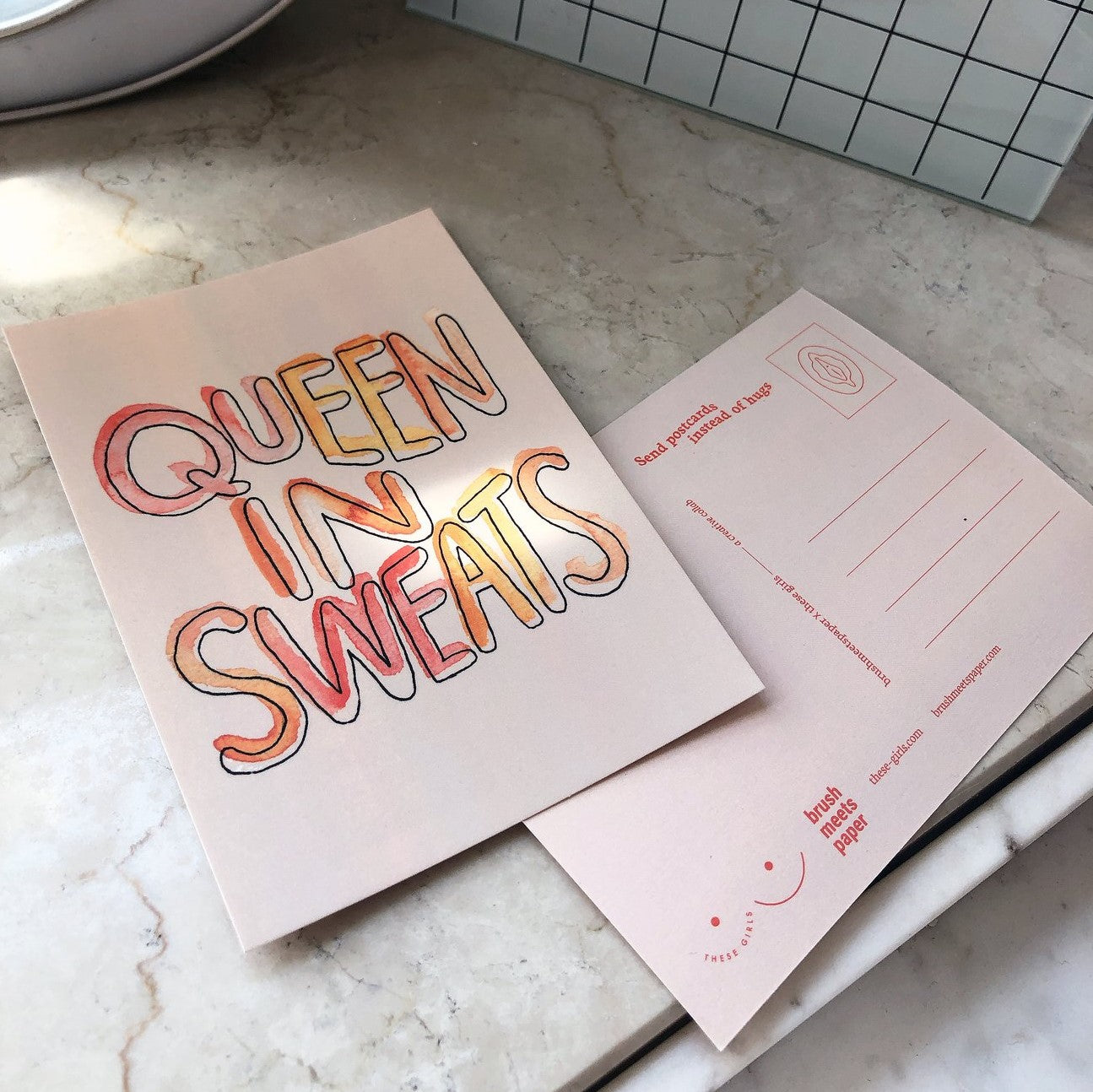 brushmeetspaper Queen in sweats Postkarte (3)
