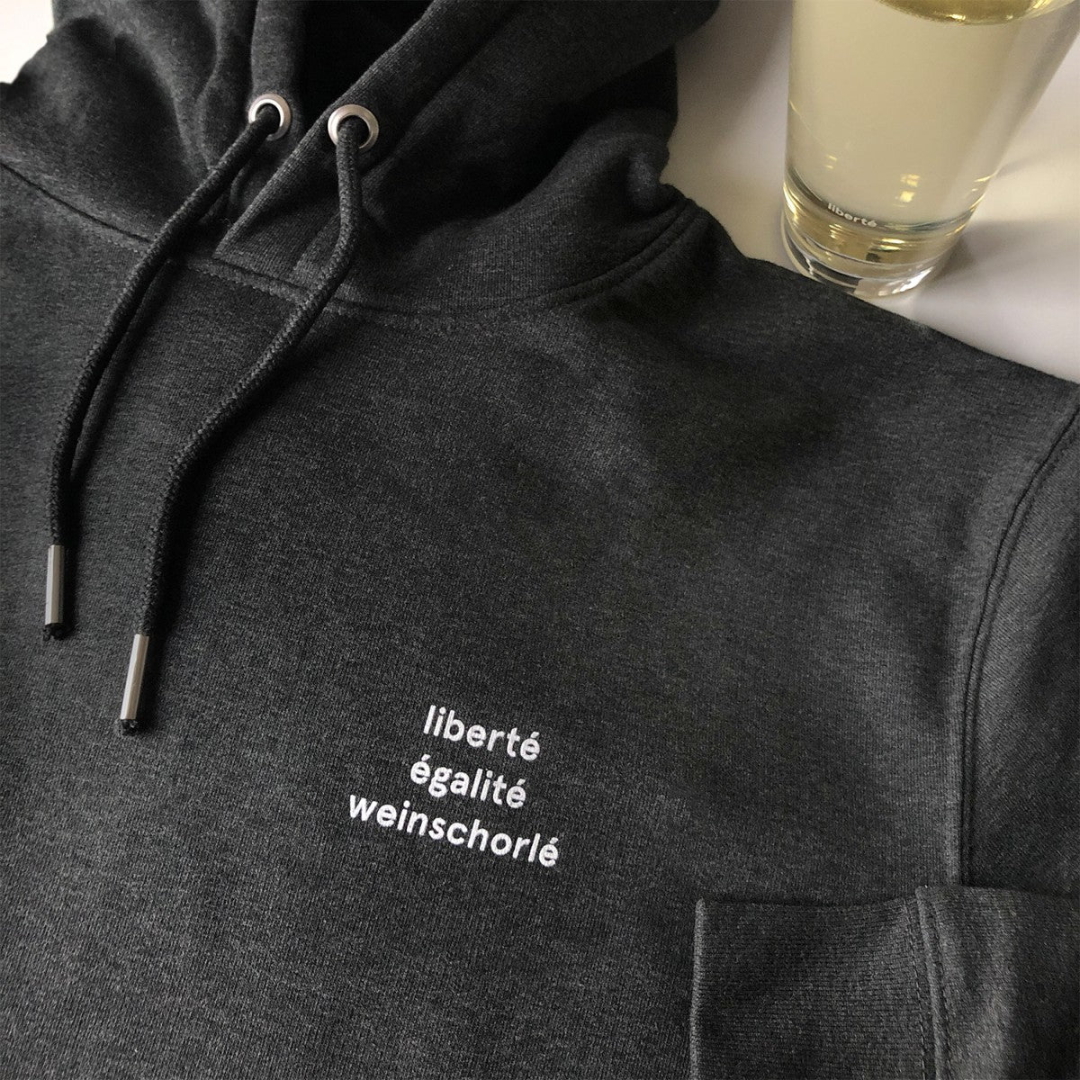 Selekkt Unisex Kapuzensweater "liberté égalité weinschorlé" - dark heather grey