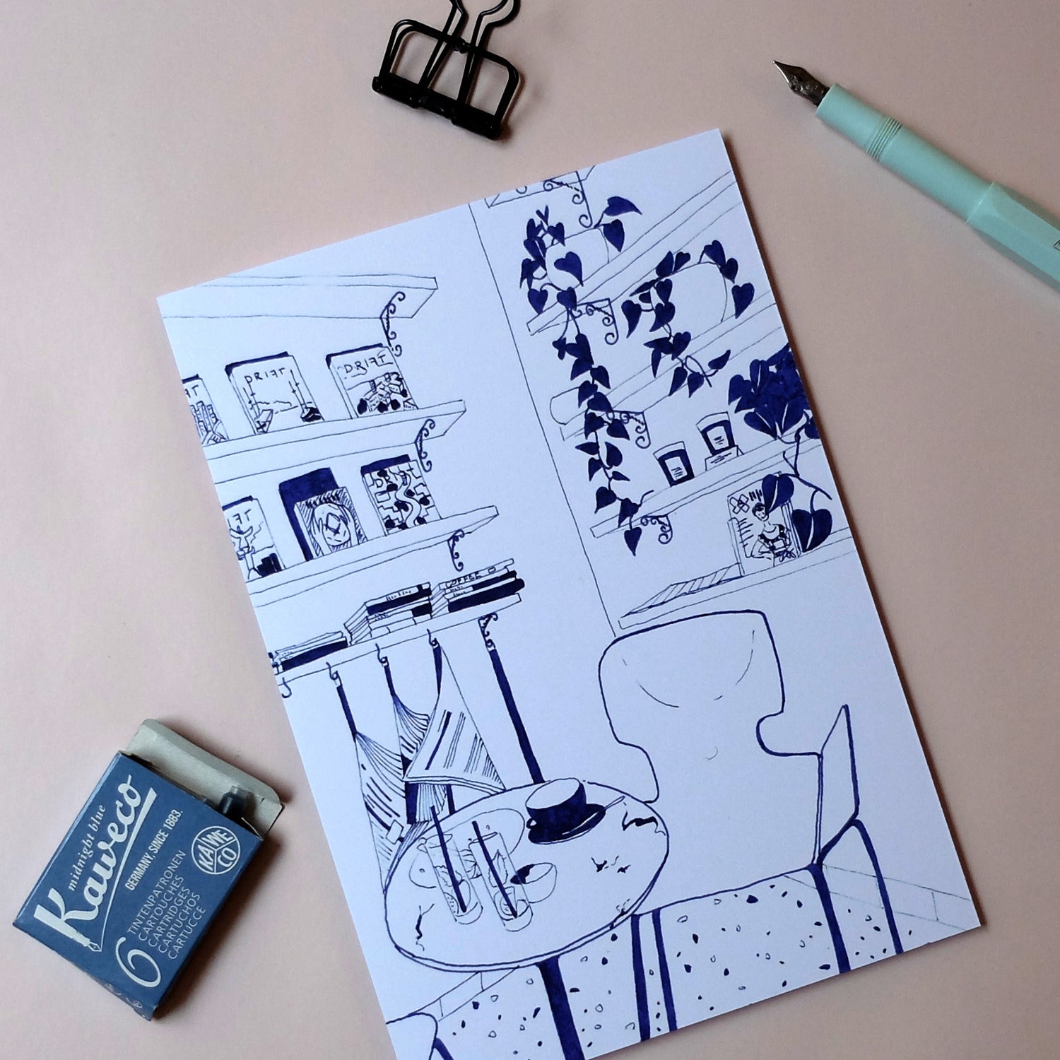 Eine handgezeichnete Skizze eines gemütlichen Raumes mit Pflanzen, Bücherregalen und einem Tisch mit Stuhl auf einem Schreibtisch.