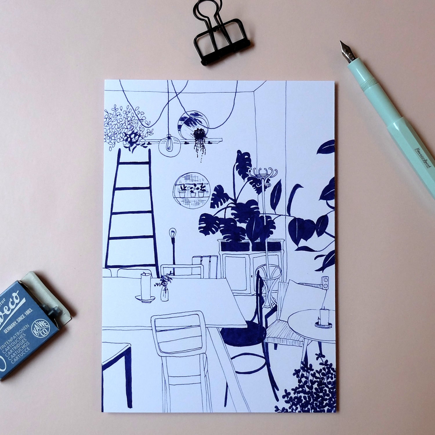 Skizze eines Zimmers mit Pflanzen, Leitern und Möbeln auf einem Blatt Papier, umgeben von Stift und Radiergummi.